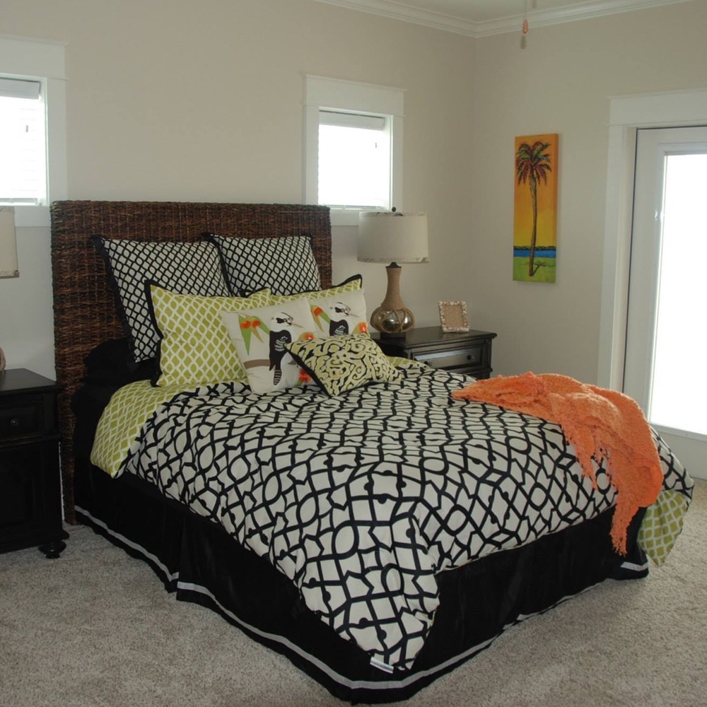 Queen comforter set with decorative pillows